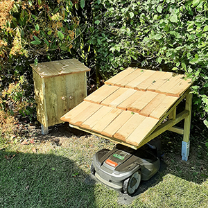 photo d'un abri en bois pour tondeuse robot
