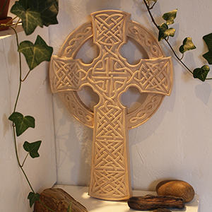 photo d'une croix celtique sculptée en tilleul