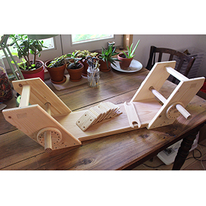 photo d'un métier en bois
				pour le tissage aux tablettes