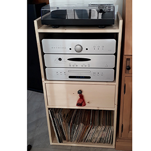 photo d'un meuble hi-fi en bois