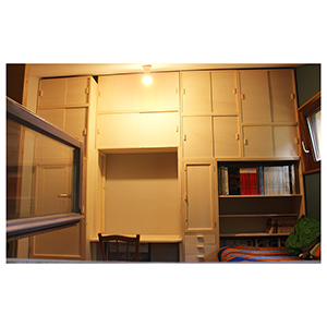 photo de plusieurs rangements construits sur mesure pour une chambre