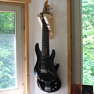 photo d'un support mural en bois pour deux guitares