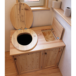 photo d'une toilette en bois
